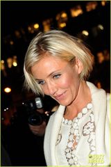 组图：卡梅隆-迪亚兹白色蕾丝裙看秀尽显优雅