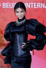 组图：北影节闭幕红毯 章子怡灿笑巩新亮夸张