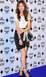 组图：少女时代成员允儿徐贤等观看服装展