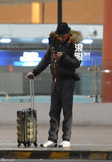 独家：王学兵喜得子回京 机场借打火机坐豪车