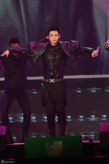 组图：TOP榜歌手祈福雅安 李宇春获全能艺人