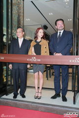 组图：宋智孝亮相展笑容 拒送绯闻男友圣诞礼物