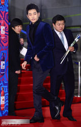 组图：朴施厚深蓝西装内敛绅士亮相