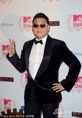 组图：鸟叔经典墨镜造型亮相 表情鬼马打招呼