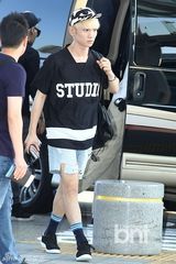 组图：韩团SHINee清凉潮装现身机场赴新