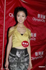 组图：薛凯琪为歌迷证婚感动落泪称房祖名只是朋友