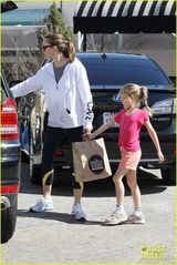 组图：小本妻女现身披萨聚会 穿着随性惬意