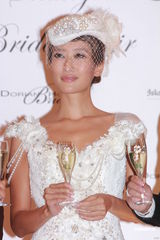 组图：谢婷婷着奢华婚纱 希望年年穿嫁衣