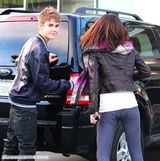 组图：比伯庆生牵女友逛街 小正太比中指秀伤痕