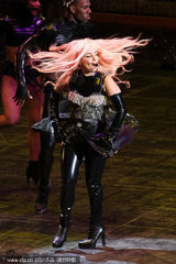 组图：Gaga温哥华半躺热舞露底 撑破皮裤秀臀部