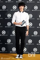 组图：任时完李准出席品牌展示会黑白装拼帅