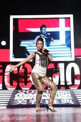 幻灯组图：温岚点亮时尚盛典 热辣开场舞获肯定