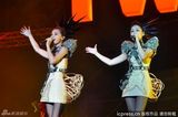 组图：Twins广州演唱会火爆 姐妹妖姬引尖叫连连
