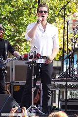 组图：马修-莫里森露天打歌发布首张个人专辑