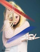 组图：艾丽-范宁另类造型登杂志玩水彩艺术