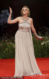 高清：《伤心小号曲》首映   女主角卡罗琳娜飘逸动人