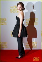 组图：艾玛-沃特森黑裙搭长裤演绎别样时尚