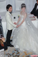 组图：张美妮穿传统裙褂出嫁 新郎深情热吻