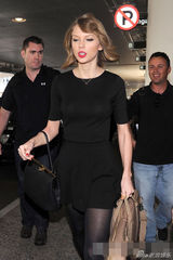 组图：泰勒短发新造型现身 红唇黑裙展古典美