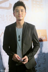 组图：贾乃亮助阵时尚庆典 俊朗魅力受品牌青睐