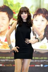 高清图：孔孝真李善均携手演新剧 两女主角美腿PK