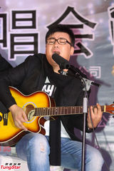 组图：庞龙现身包头为韩雷首演热身