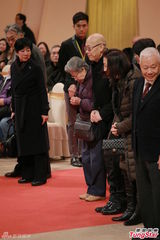 组图：方逸华跪拜邵逸夫 刘德华张学友致祭