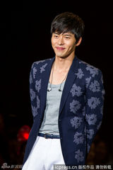 高清组图：玄彬上海开唱 与粉丝合影自拍乐陶陶