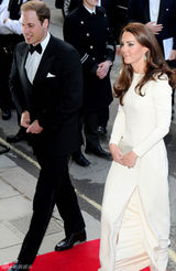 高清图：英国王妃凯特白色高开衩长裙端庄迷人