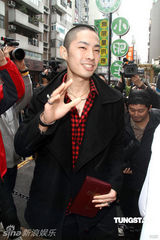 幻灯图：吴建豪小平头亮相 坦陈公司员工涉毒问题