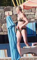 高清组图：卡梅隆-迪亚兹日光浴秀半老性感身材