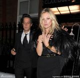 组图：凯特莫斯夫妇情侣装出街 黑衣乱发心情不佳