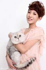 组图：王梓诺拍宠物杂志封面 为小动物献爱心
