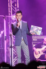 组图：梁汉文MINI音乐会 获好友站台庆生