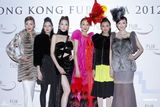 组图：周秀娜助阵香港毛皮时装展性感秀美胸