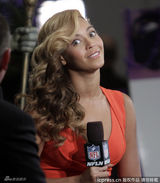 组图：碧昂斯橘色深V裙亮相 侧边卷发性感妩媚