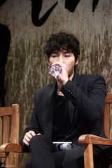 高清组图：韩片《狼族少年》发布宋仲基朴宝英亮相