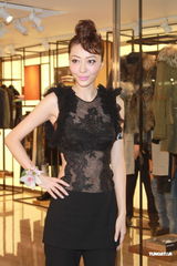 组图：熊黛林露背长裙性感亮相 生日获赠爱犬