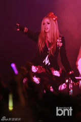 组图：艾薇儿韩国开唱  Kitty猫服装变摇滚甜心