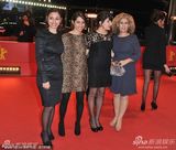 电影《口红》首映 女星Nataly娇艳夺目撅嘴吻导演