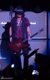 组图：德普与史密斯飞船同台 变身摇滚吉他手