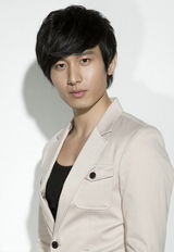 组图：成毅时尚大片青涩蜕变绅士庄重气质