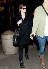 高清组图：艾玛-沃特森现身机场黑色大衣搭潮包