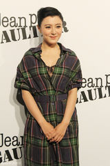 组图：陈廷嘉亮相时尚秀 格子装显优雅知性