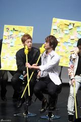 高清组图：韩国偶像组合BEAST办见面会亲密互动