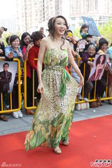 组图：萧蔷薄纱裙超清凉装扮夺人眼球