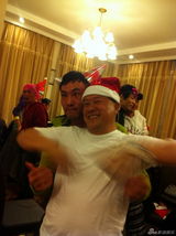 组图：《光辉岁月》欢度圣诞 曾志伟熊欣欣比搞笑