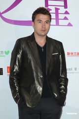 组图：温升豪放话等隋棠擦背 不介意与阿Ken舌吻