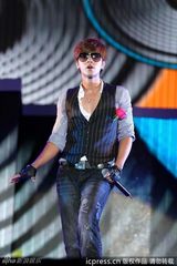 组图：谢霆锋献唱演唱会 蔡依林露胸垫上下走光