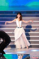 组图：港姐大尺度深V秀乳沟 背部全裸纤腰曼妙